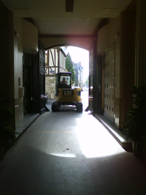 Les engins de chantier sous le porche